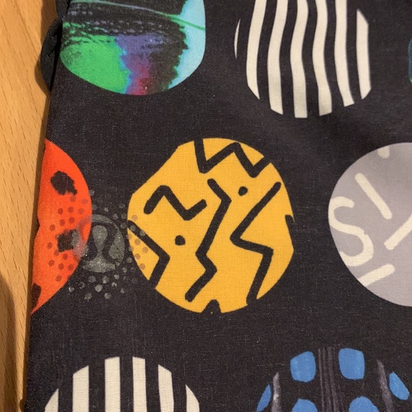 🌟HostPick🌟Colourful Circles Lululemon Seawheeze Speed shorts 2.5 in - size 12 - Picture 11 of 16